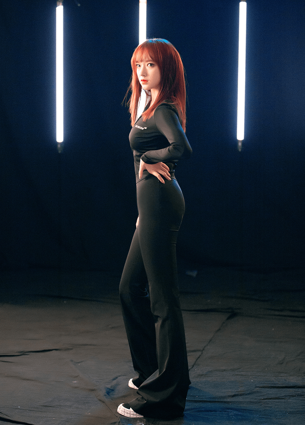 程潇秀腰真有心机系带紧身衣身材凹凸有致太可了