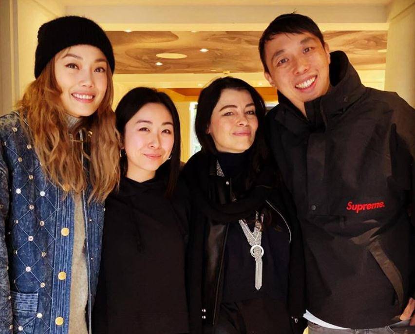 39岁容祖儿与男友人穿情侣装开心合影,两人19年前已认识