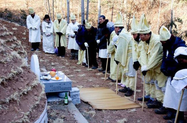 死人棺材图片家人哭图片