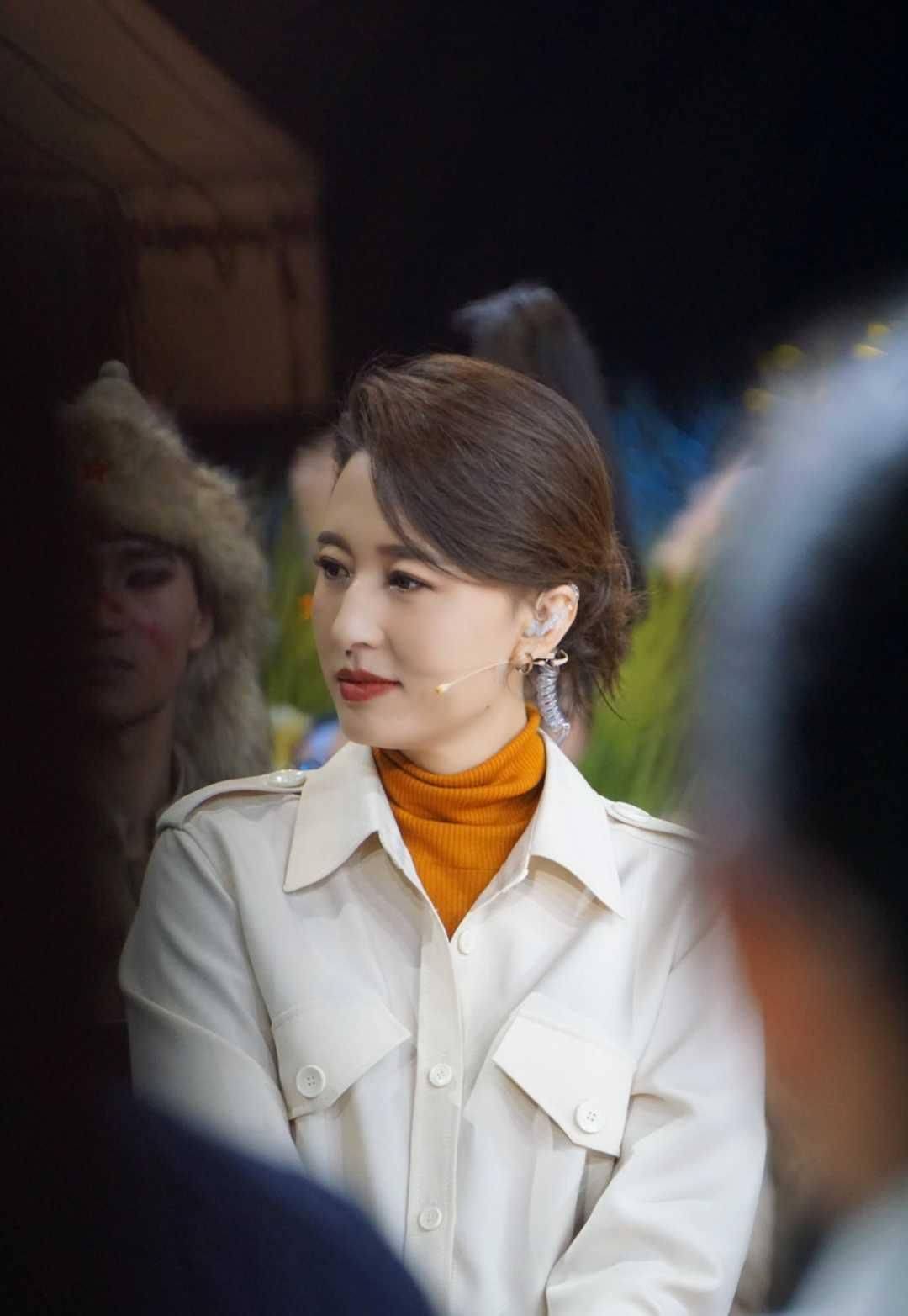 央视名嘴张蕾气质绝了!