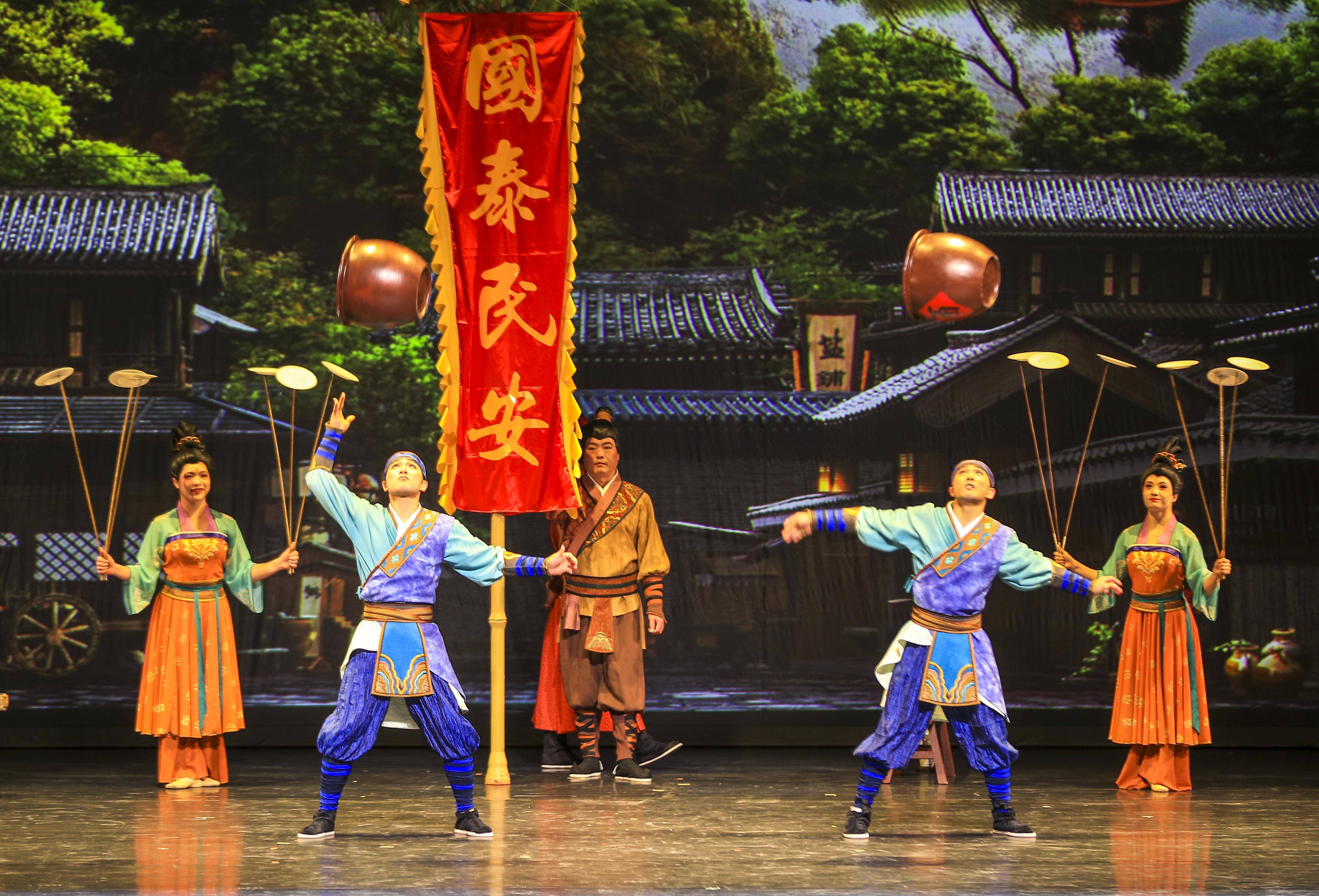 该剧以杂技技巧与舞蹈等表演形式相结合,展现唐代中国商