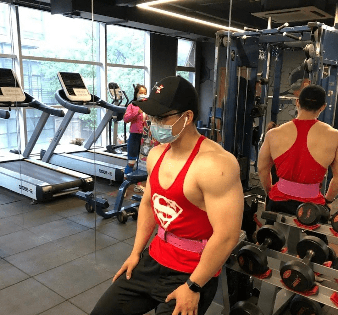 原创北京肌肉医生引发舔屏脱掉白大褂后网友不淡定了纷纷求打针