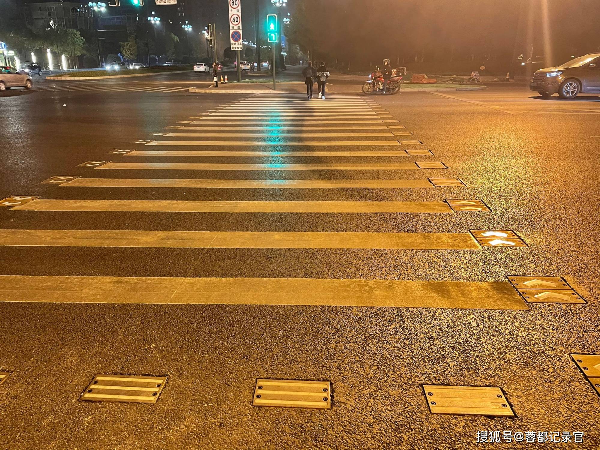 夜晚十字路口图片唯美图片