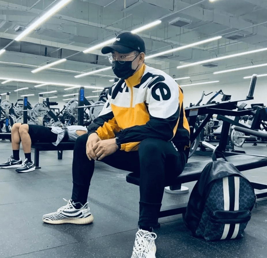 原创北京肌肉医生引发舔屏脱掉白大褂后网友不淡定了纷纷求打针