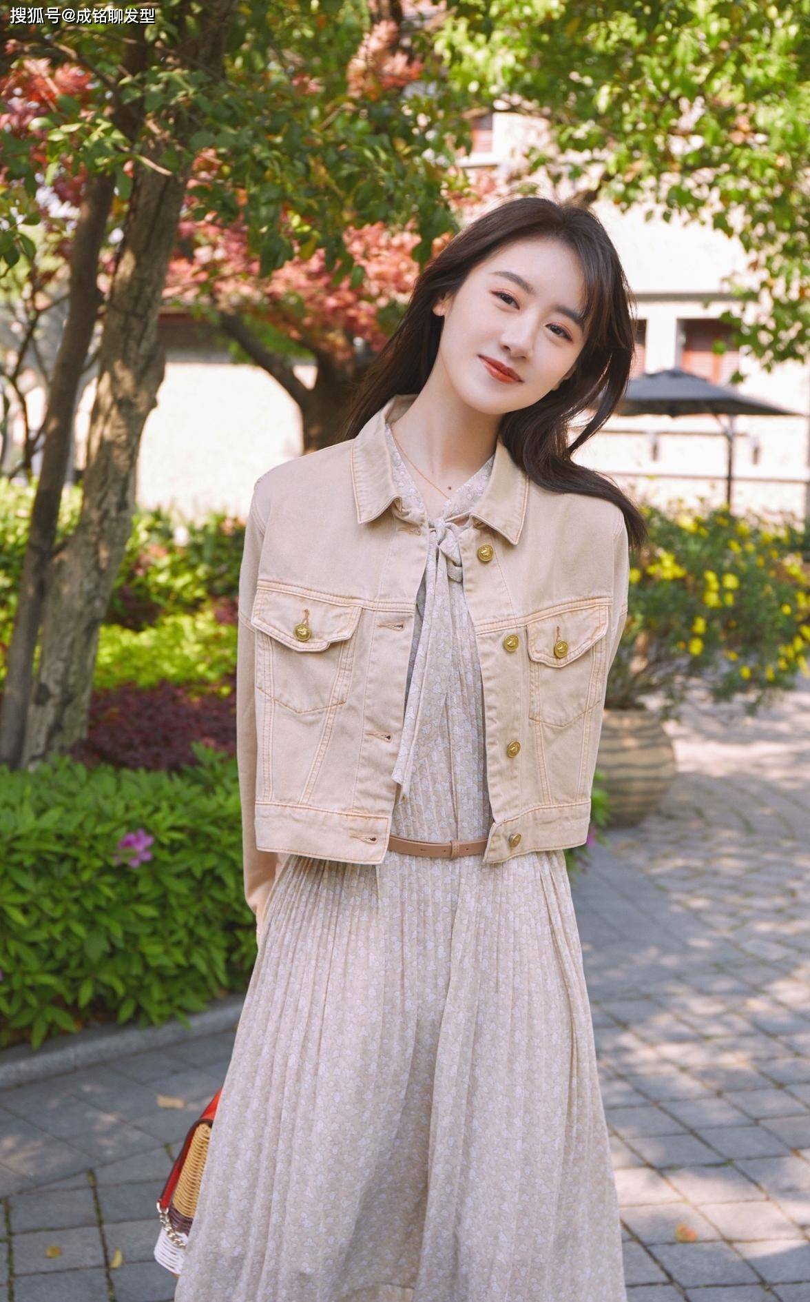 原创袁冰妍风格真多变黑色无袖皮裙打造酷帅范齐刘海少女感满满