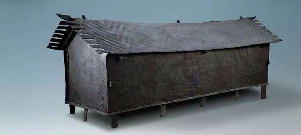 云南农民上山劳作,发现田里不停冒水,2天后挖出一件稀世珍宝