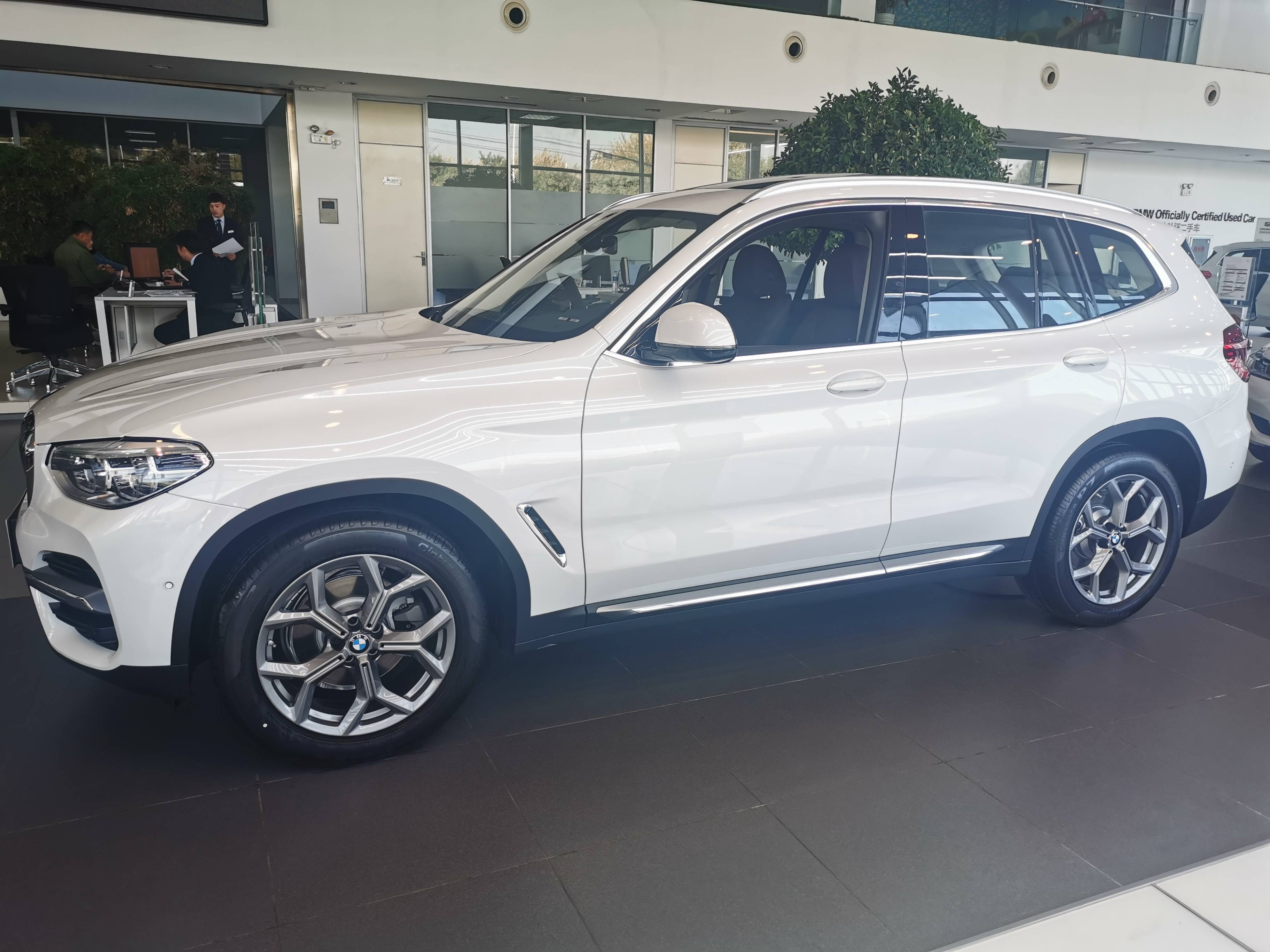 80后大叔提宝马x3 28i豪华版,空间不算大,开起来真舒服