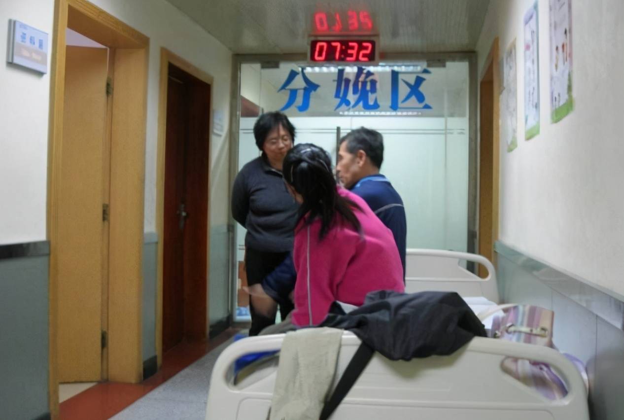 原创孕妈在产房生二胎,门外等待的却只有女儿一人,护士询问后红了眼