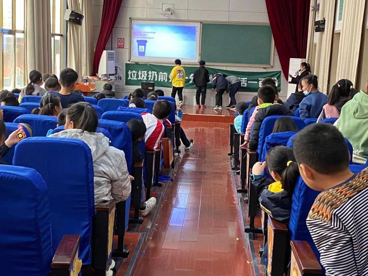 石家庄东苑小学:垃圾扔前分一分 绿色生活一百分