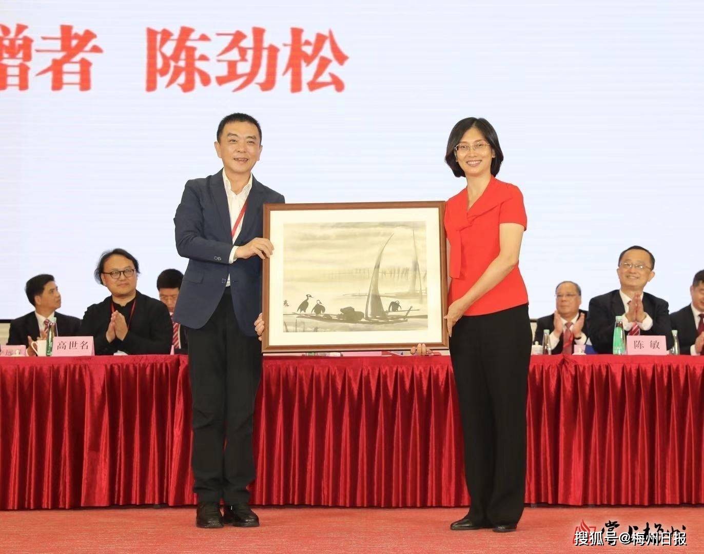 推动艺术事业繁荣~梅州市林风眠艺术基金会接受实物资料捐赠