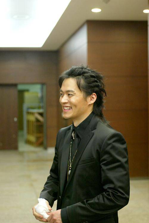 这个已经53岁的男人,独自生活时孤单的模样,也令许多观众感到了心酸.