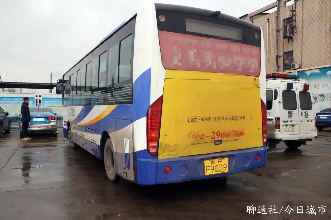 山东聊城一辆公交车"任性"变道引发众怒,看看司机被罚了多少钱