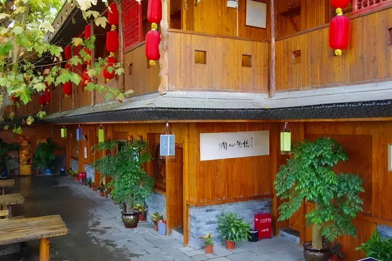 走进梧桐客栈,浓浓的古韵之风扑面而来,深色实木家具凸显那一抹神秘