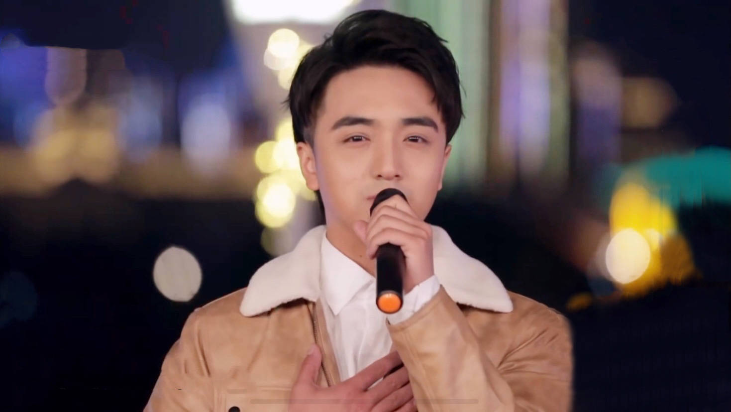 夏恒"回家"唱歌 真情流露祝福武汉重现繁华