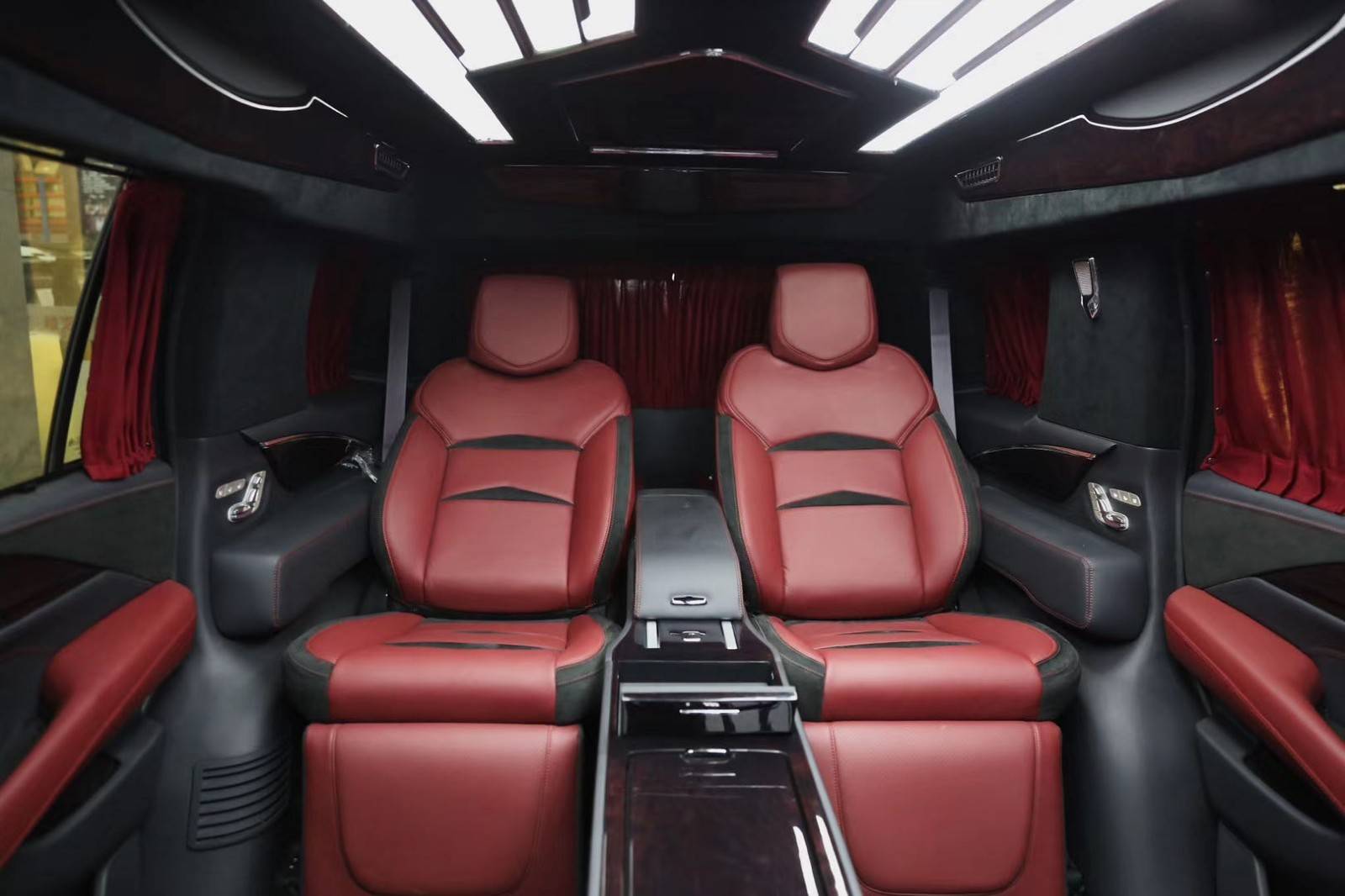 凯迪拉克总统一号加长商务奢华头等舱