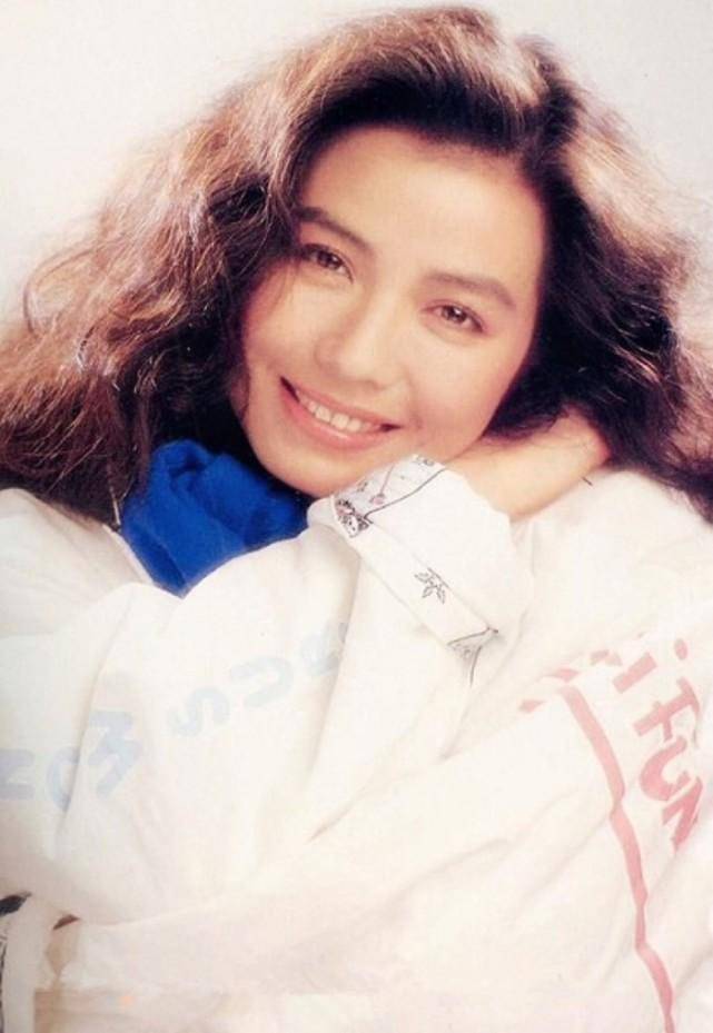 红姑钟楚红:31岁为爱息影,47岁丧夫,从此用单身怀念曾有的爱情_香港