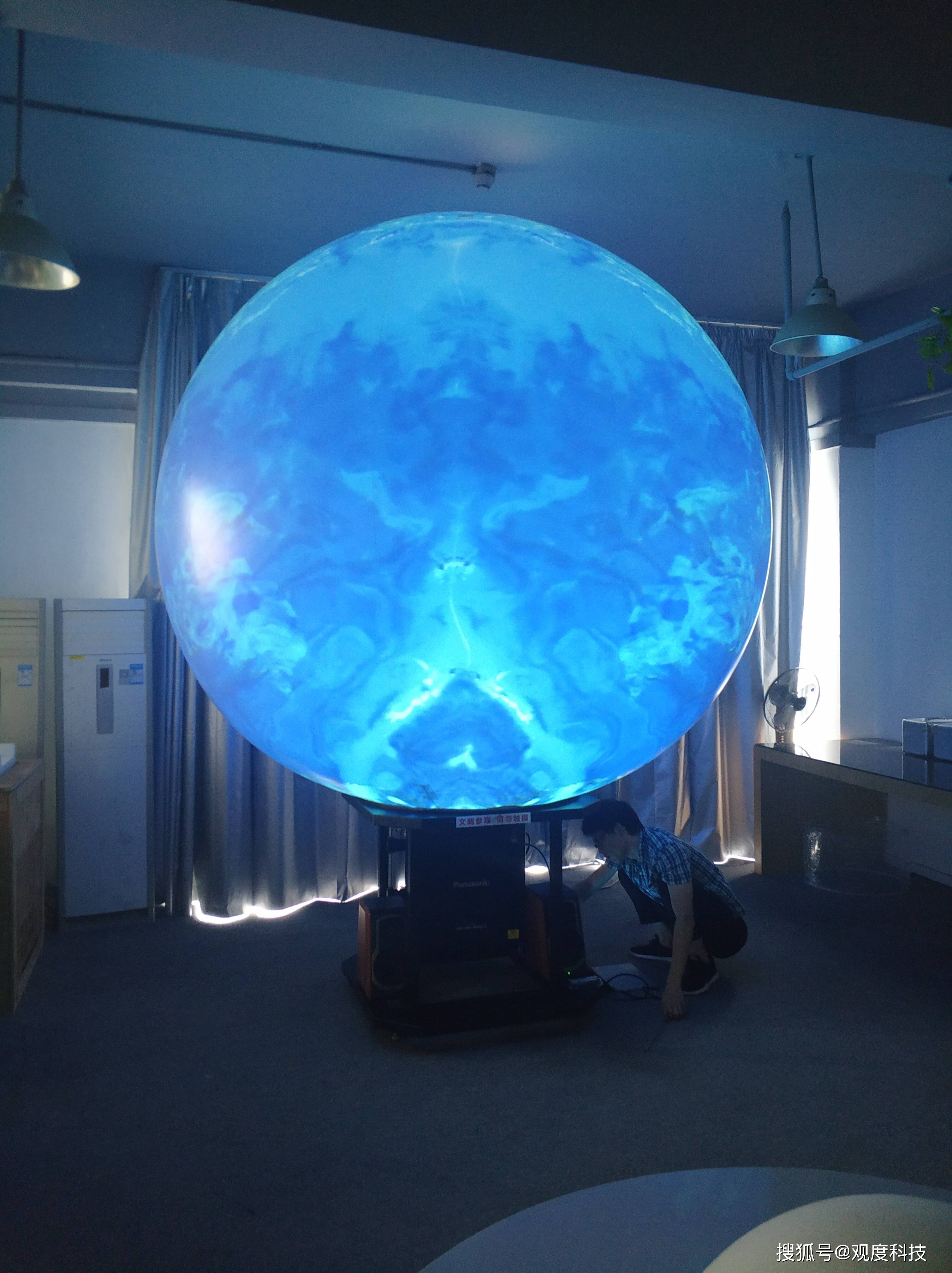 这种内投球主要是用于户外展示,投影设备采用了超高流明的激光投影机