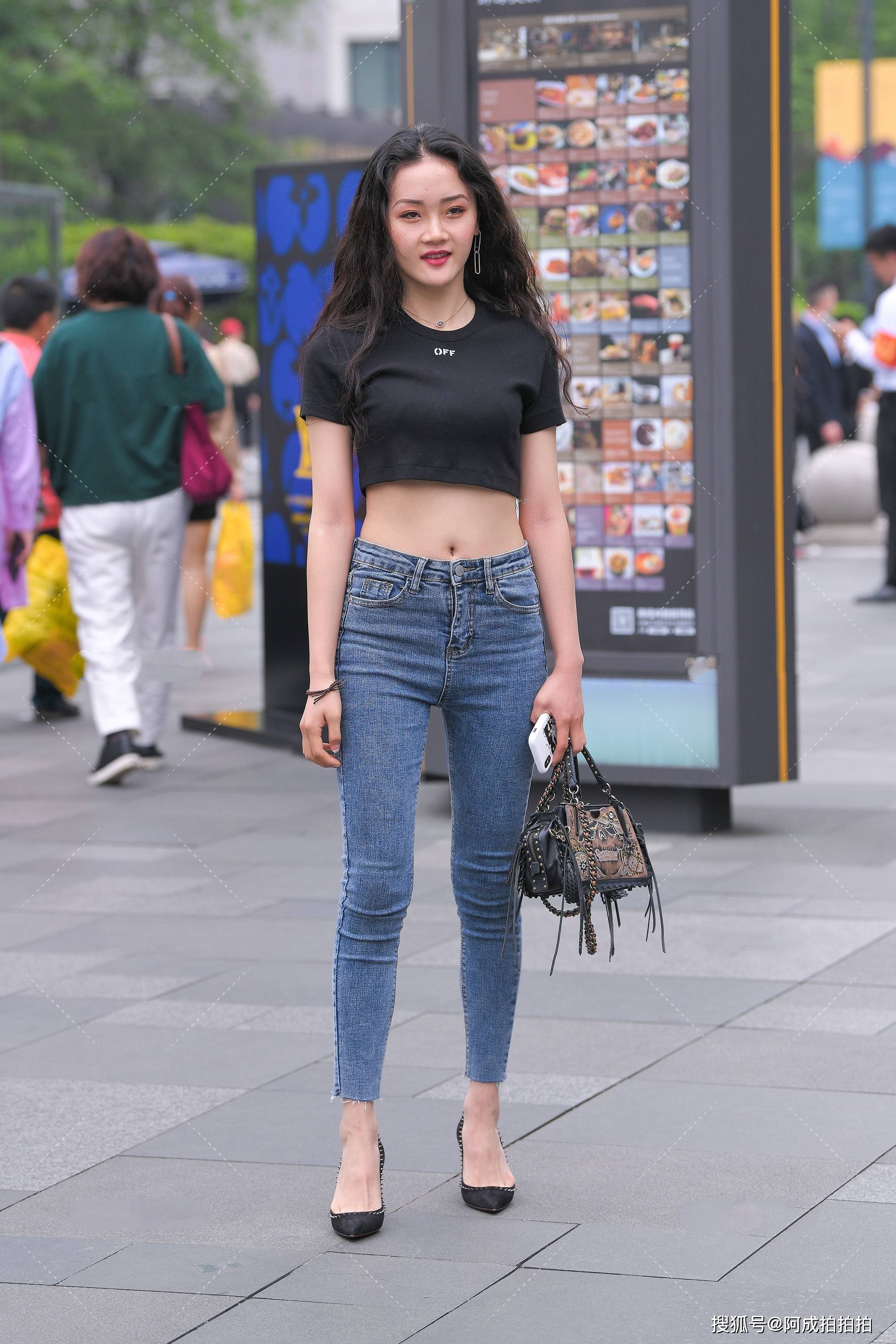 原创黑色小款t恤,搭配深蓝色修身牛仔裤,炫酷十足