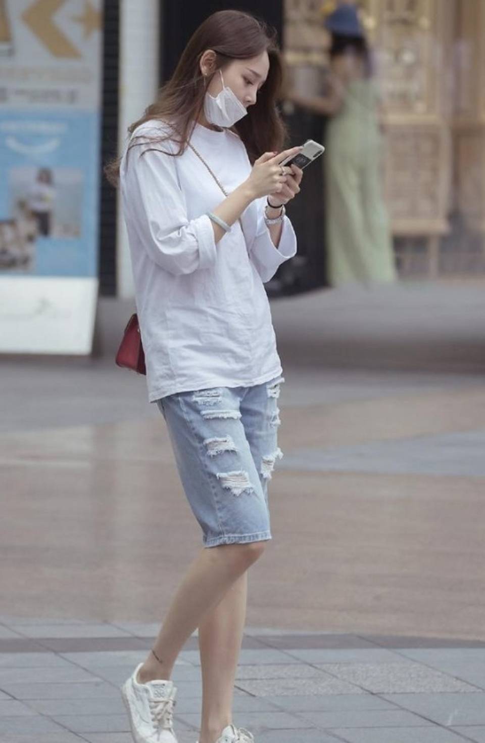 路人街拍,脚下踩着一双小白鞋,穿出了清新唯美的效果_手机搜狐网