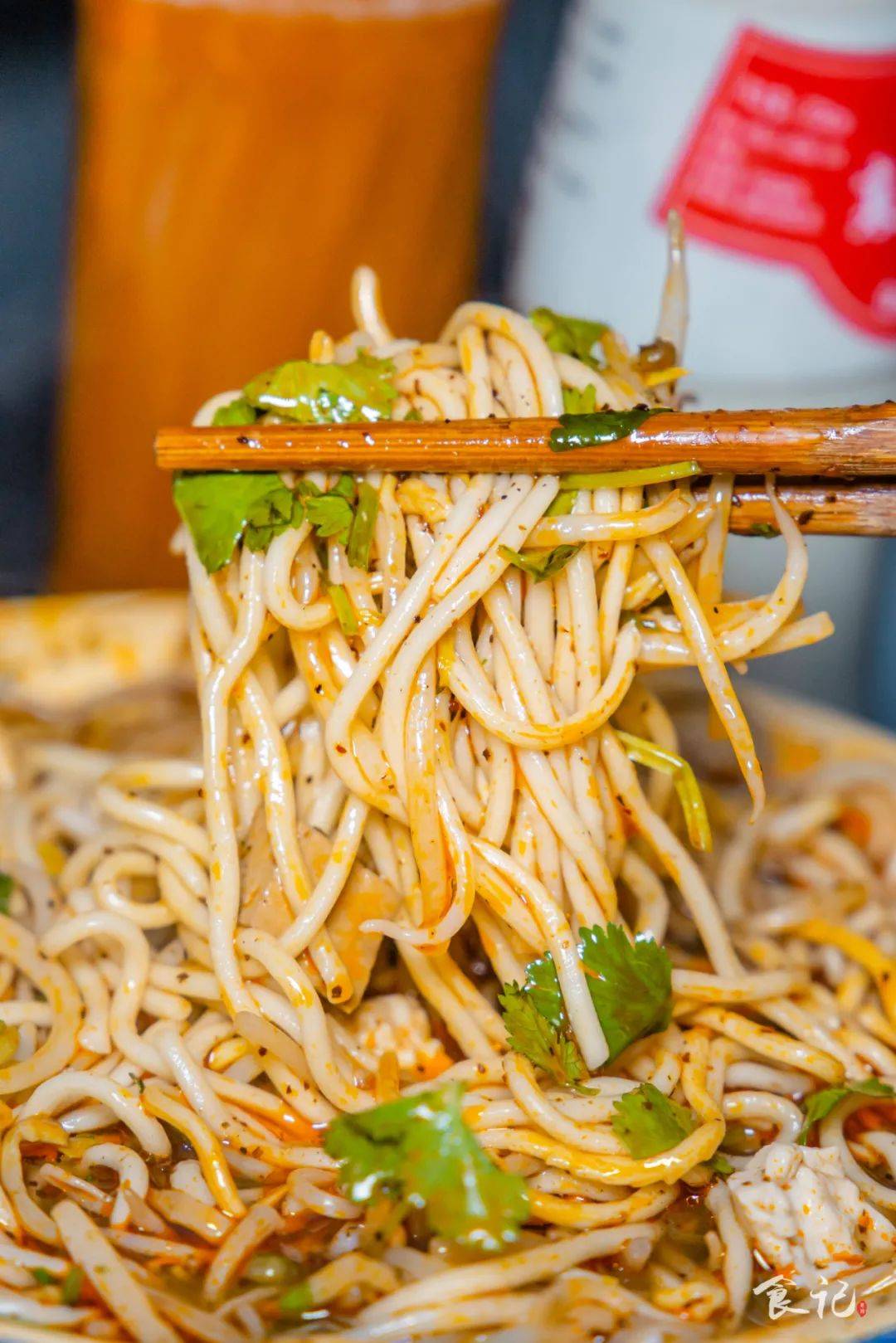 这家南漳风味的【剁椒牛肉面】,24小时等着你来体验!