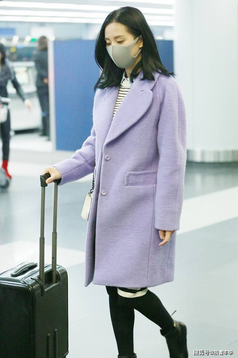 刘诗诗私服好美,穿熏衣紫"爱心"翻领大衣,宽松藏肉却不失活力