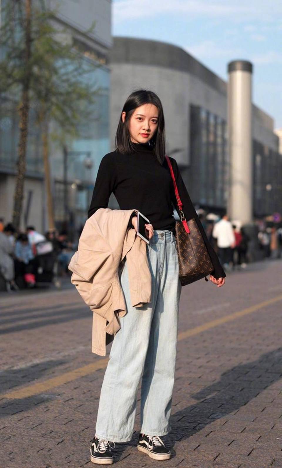 路人街拍黑色的皮裙搭配休闲装时髦大方