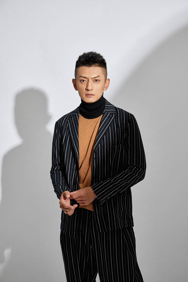 《青春创世纪》热播 梁大维条纹西装大片释出_手机搜狐网