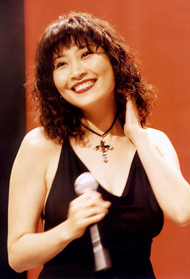 原创迪斯科女王张蔷罕现身53岁仍似少女电音一开口引大合唱