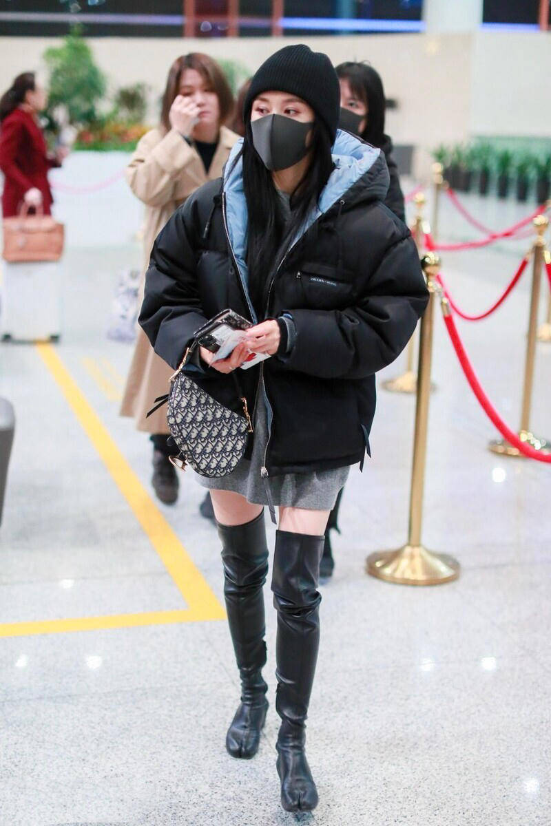王子文是穿搭教科书穿黑色羽绒服搭过膝黑色长筒靴超洋气