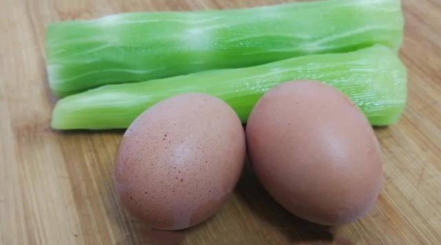 1根莴笋加2个鸡蛋,原来这么好吃,我家隔天吃一次,全家爱吃