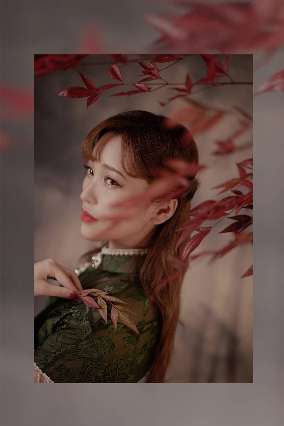 金莎旗袍造型亮相金鸡百花奖 前凸后翘尽显好身材