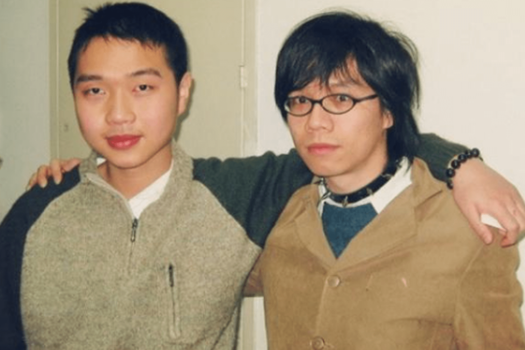 凭一句"包租婆怎么没水了"走红,如今身价过亿,周星驰都敬重他_何文辉