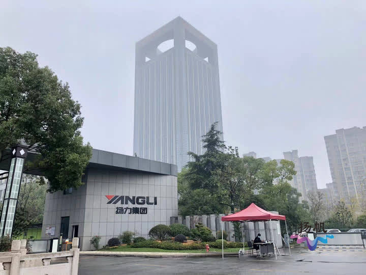 上午,记者来到位于扬州经济技术开发区的扬力重机公司的装配车间,工作