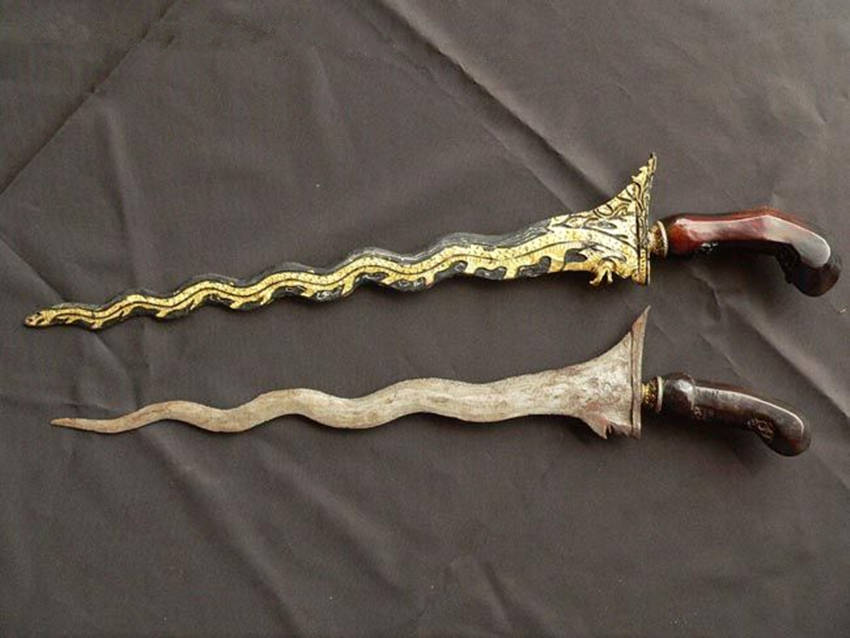 马来克利斯弯剑是世界上比较著名的剑,剑形如蛇,其上鎏金,看上去就跟