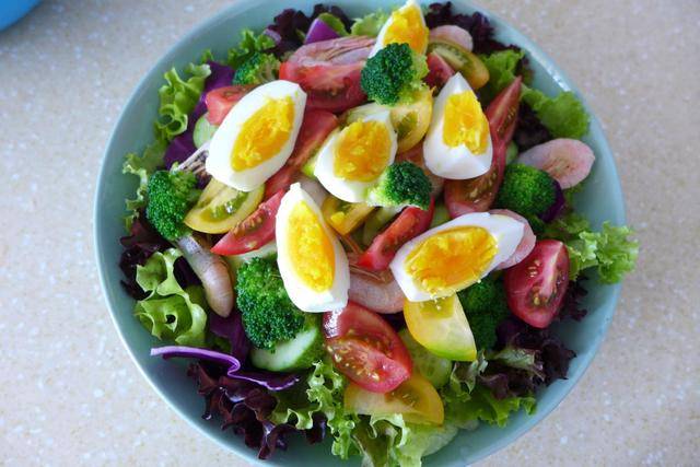 冬天也别忘记减肥,鸡蛋蔬菜沙拉,做法简单,低卡低脂还饱腹_手机搜狐网