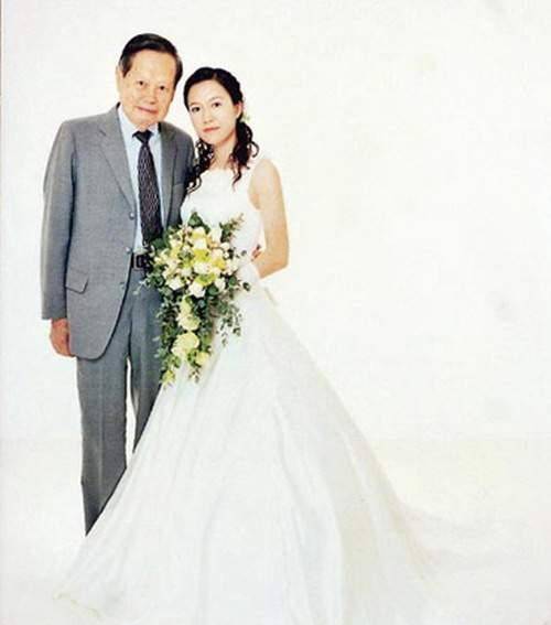 原创他是抗日名将杜聿明的女婿娶小54岁妻子今十指紧扣生活幸福