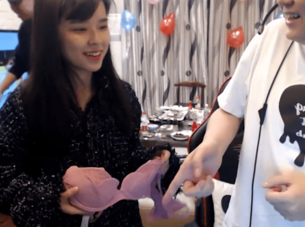 原创沫子太开放,私人物品顶在头上,还自曝尺码,以后不能说36d了