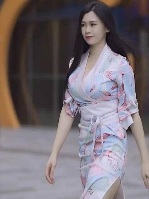 美女街拍:双开叉的"浴袍",看着像"都市女郎"一样,浑身散发着魅力