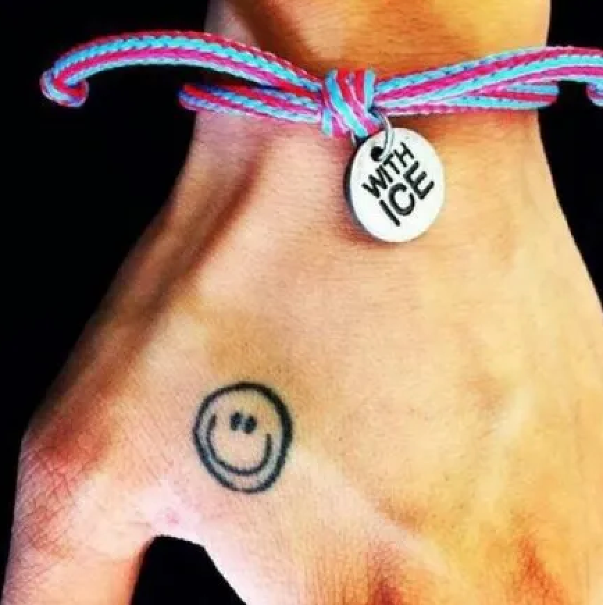 甚至也可能想到了亚洲潮流一哥权志龙手上的笑脸纹身