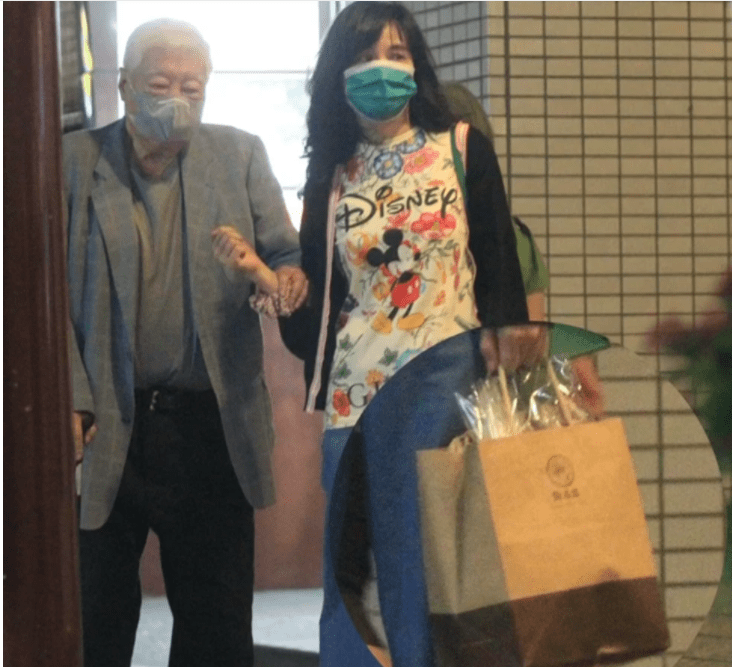 王力宏岳母与富商陈飞龙牵手散步 差27岁关系成谜