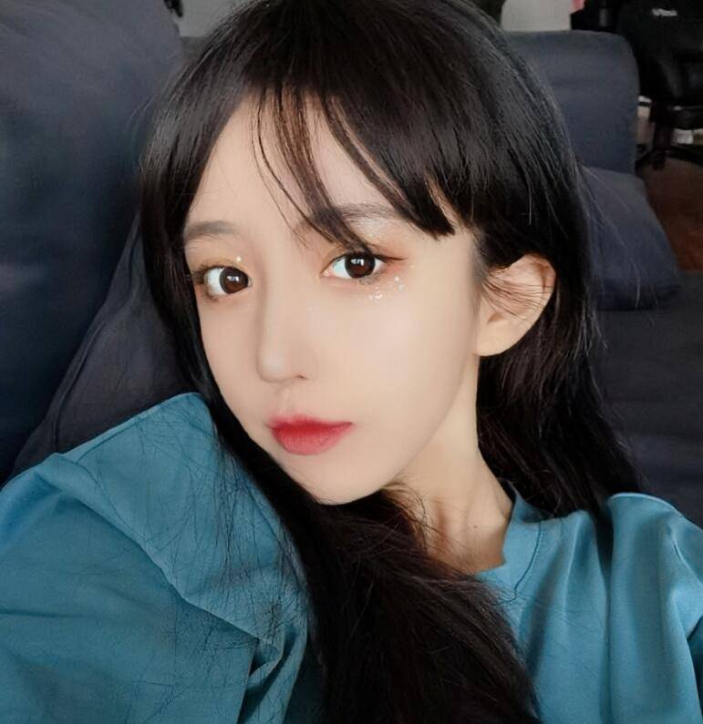 呆妹儿首次挑战婚纱装,手捧百花头戴王冠,美艳到不可方物_照片