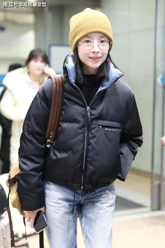 40岁董洁越来越会穿羽绒服牛仔裤低调不失时尚素颜略显老态