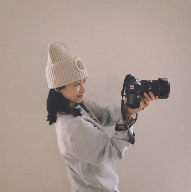 宋茜穿卫衣配毛线帽超暖变身摄影师文艺范十足