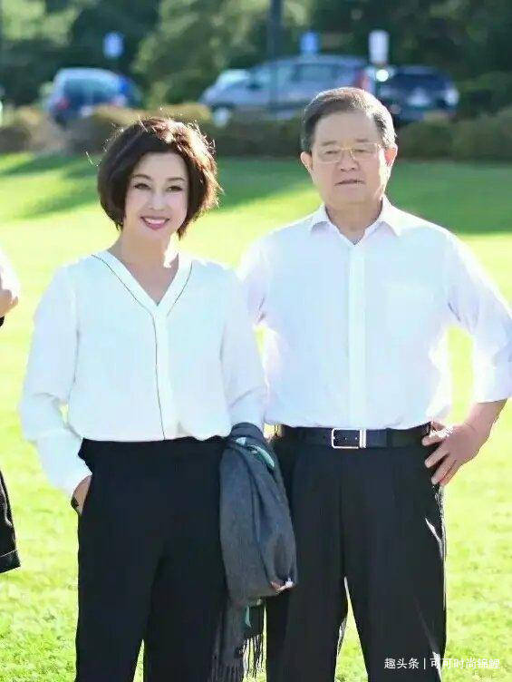 刘晓庆携老公亮相穿无领衬衫简约大方64岁不显老好惊艳