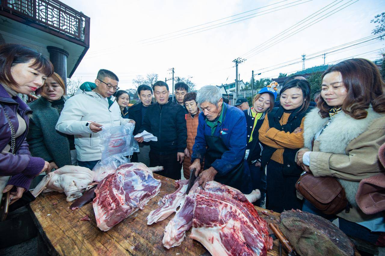 一般土猪肉,都是又很多游客想买着回去的,这不,都在争相购买新鲜食材