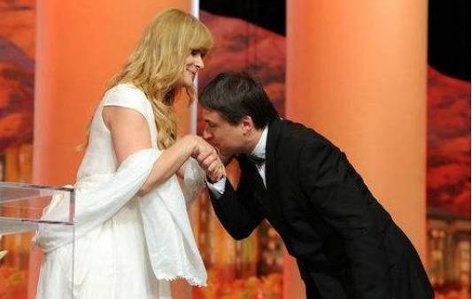 荷兰姑娘到底多热情?中国游客直言:我真的不想亲她