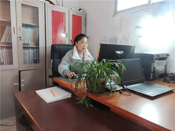 唐河县昝岗乡岗柳村妇女主任赵小平