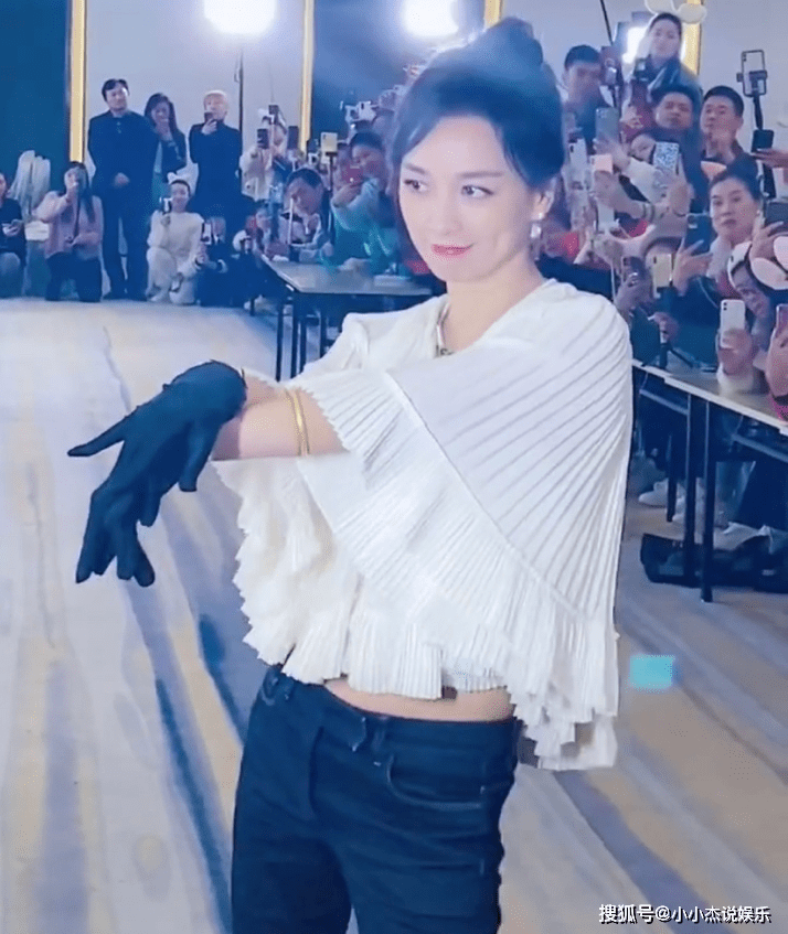 50岁张庭皮肤光滑似少女穿露脐装热舞吸睛金色首饰更惹眼