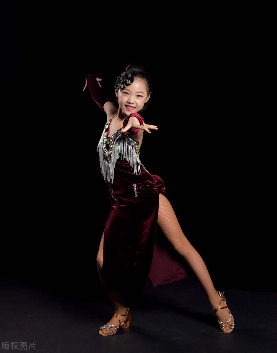 拉丁不仅仅是一袭服装一双舞鞋