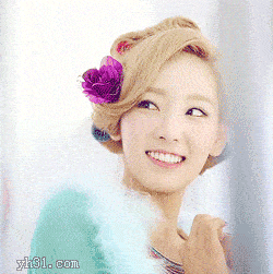 搞笑gif段子:小姐姐,没事不要靠在扶梯边_美女